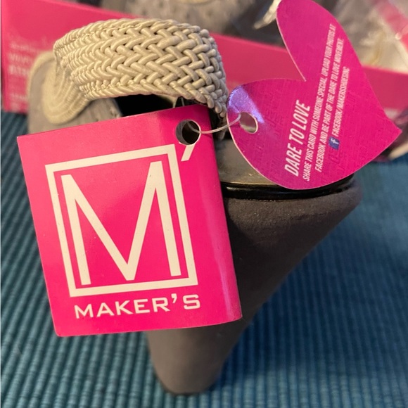 Grey wedge sandals.  Never worn still in box size 11. - Picture 5 of 8